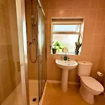 A Comfortable And Spacious House With Private Drive Semesterbostad *