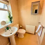A Comfortable And Spacious House With Private Drive * Bristol