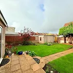 A Comfortable And Spacious House With Private Drive Semesterbostad Bristol