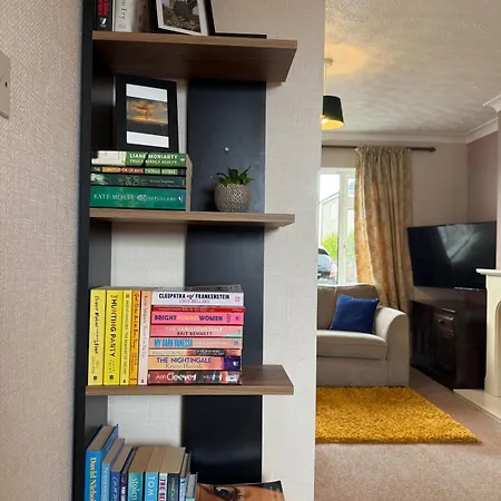 A Comfortable And Spacious House With Private Drive Bristol