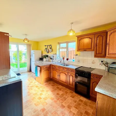 Hébergement de vacances A Comfortable And Spacious House With Private Drive *