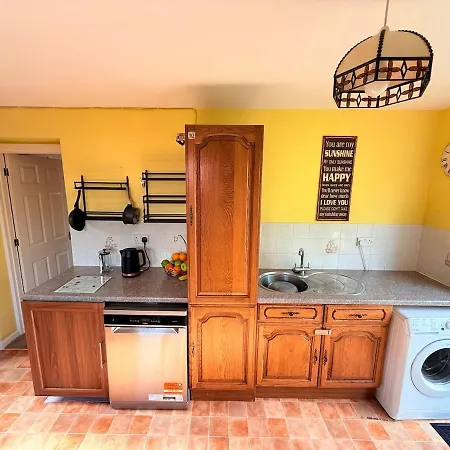 A Comfortable And Spacious House With Private Drive Bristol