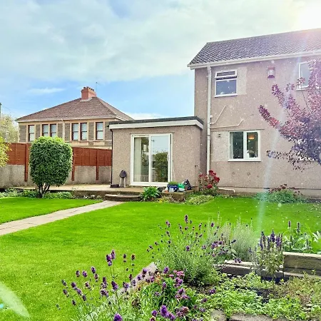 A Comfortable And Spacious House With Private Drive Сasa de vacaciones Bristol