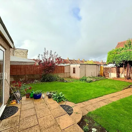 A Comfortable And Spacious House With Private Drive Hébergement de vacances *