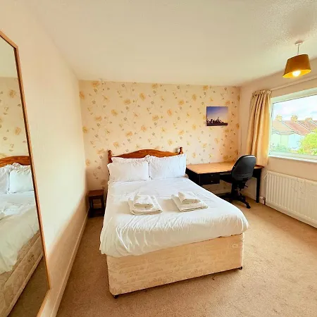 A Comfortable And Spacious House With Private Drive Hébergement de vacances *