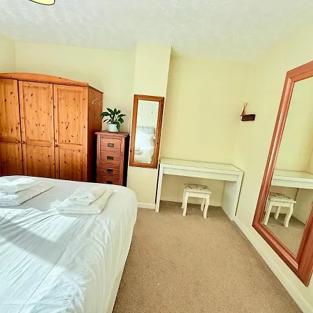 A Comfortable And Spacious House With Private Drive Сasa de vacaciones