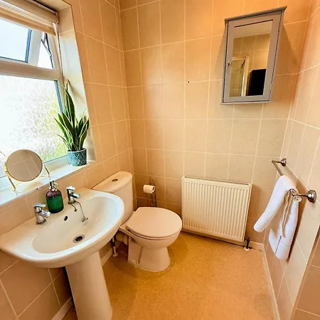 A Comfortable And Spacious House With Private Drive Bristol