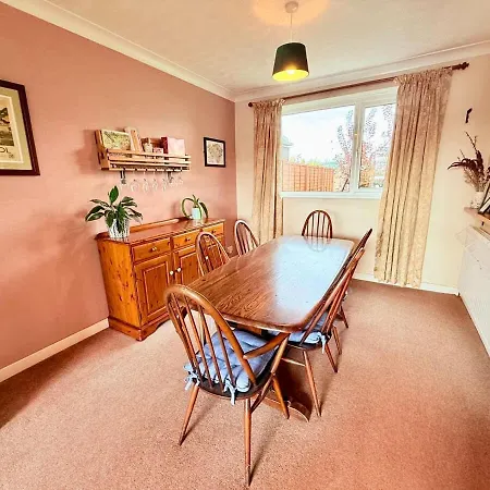 Сasa de vacaciones A Comfortable And Spacious House With Private Drive