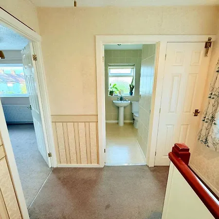 A Comfortable And Spacious House With Private Drive 布里斯托