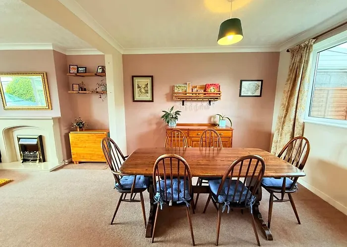 A Comfortable And Spacious House With Private Drive 펜션