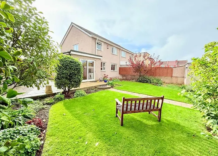 A Comfortable And Spacious House With Private Drive *