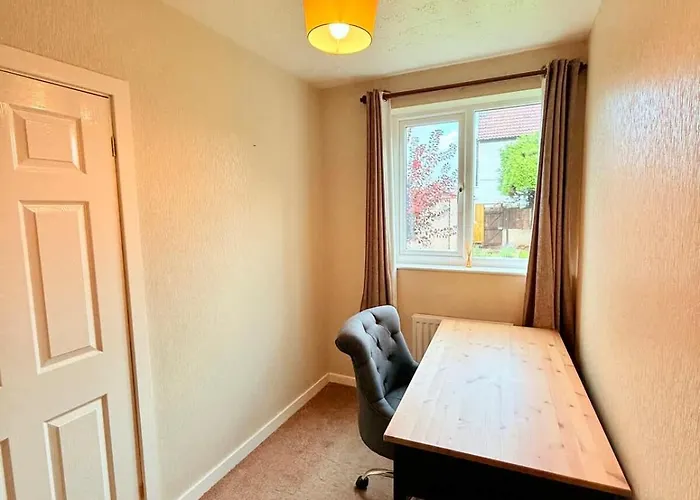 A Comfortable And Spacious House With Private Drive Bristol