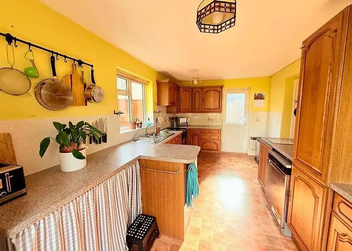 A Comfortable And Spacious House With Private Drive Bristol