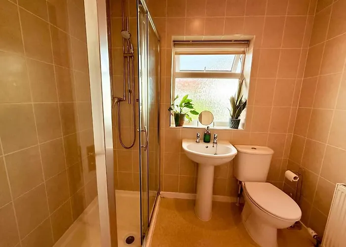 A Comfortable And Spacious House With Private Drive Ferienhaus *