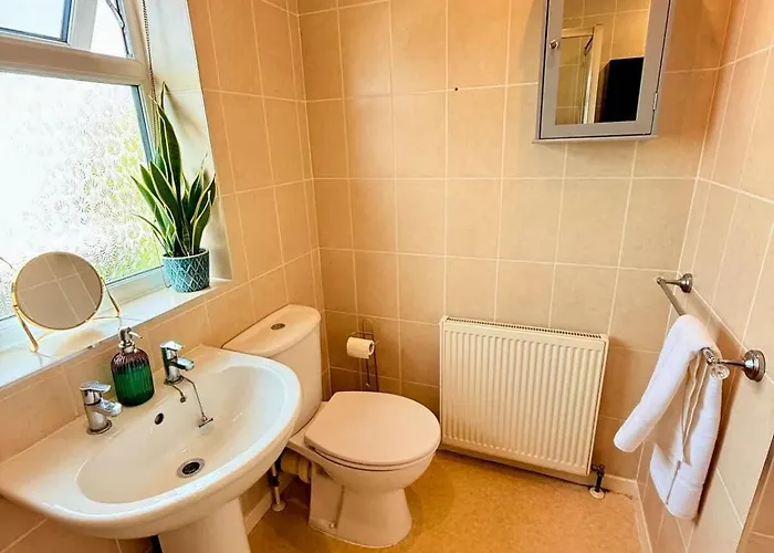 A Comfortable And Spacious House With Private Drive * Bristol