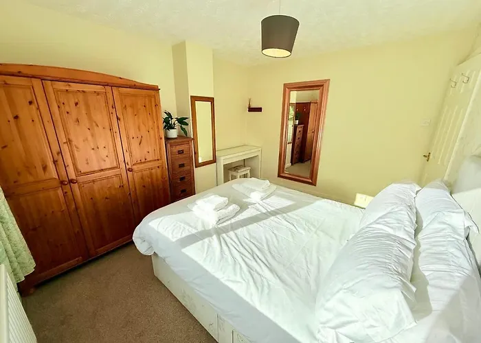 A Comfortable And Spacious House With Private Drive Bristol