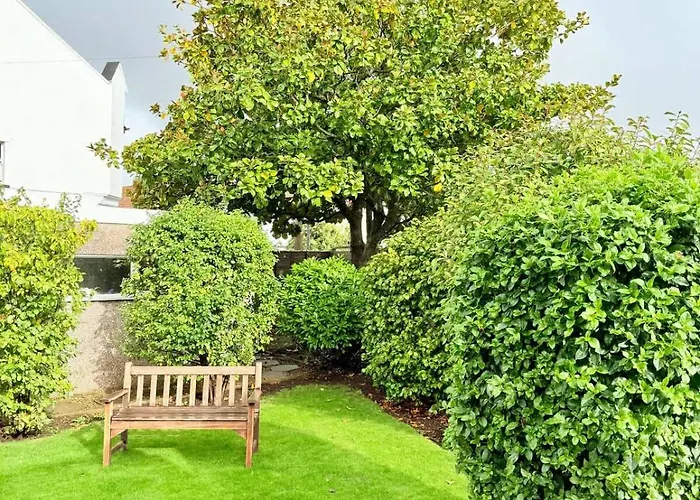 A Comfortable And Spacious House With Private Drive Ferienhaus