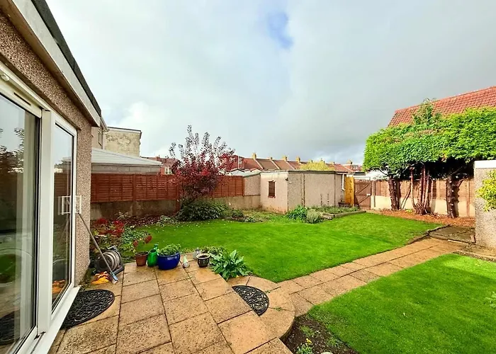 A Comfortable And Spacious House With Private Drive Ferienhaus Bristol