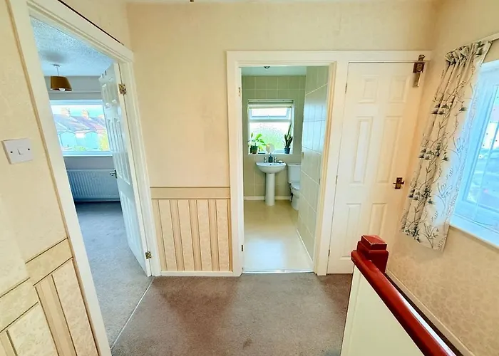 A Comfortable And Spacious House With Private Drive 브리스틀