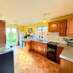 A Comfortable And Spacious House With Private Drive Hébergement de vacances *