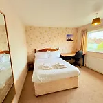 A Comfortable And Spacious House With Private Drive * Bristol