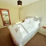 Hébergement de vacances A Comfortable And Spacious House With Private Drive