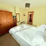 A Comfortable And Spacious House With Private Drive بريستول