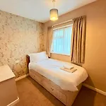 Hébergement de vacances A Comfortable And Spacious House With Private Drive *