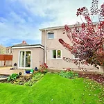 بيت للعطل A Comfortable And Spacious House With Private Drive *