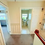 A Comfortable And Spacious House With Private Drive Bristol