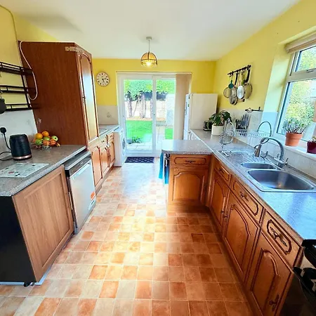 Prázdninový dům A Comfortable And Spacious House With Private Drive Bristol