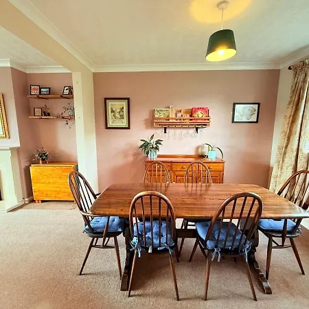 A Comfortable And Spacious House With Private Drive Nyaraló