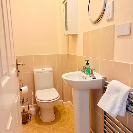 A Comfortable And Spacious House With Private Drive * Bristol