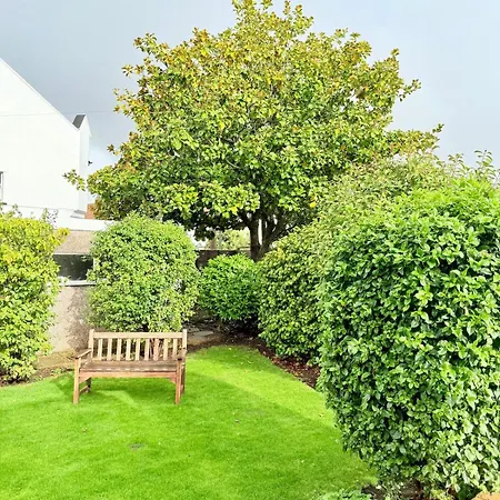 A Comfortable And Spacious House With Private Drive Prázdninový dům *