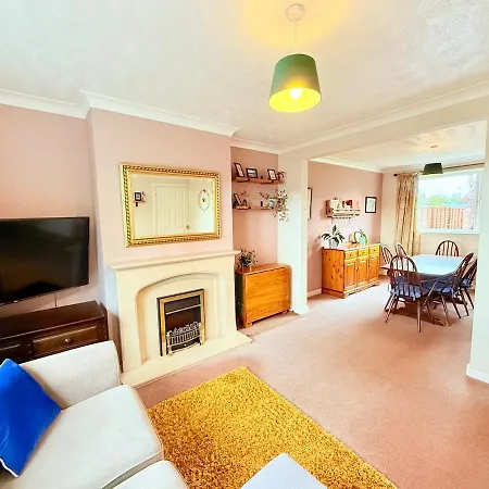 A Comfortable And Spacious House With Private Drive