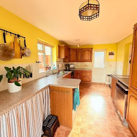 Nyaraló A Comfortable And Spacious House With Private Drive