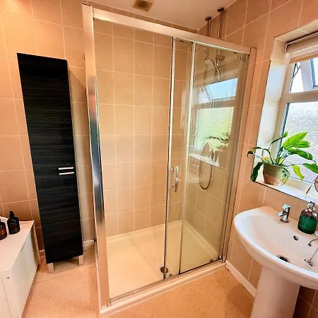 A Comfortable And Spacious House With Private Drive Prázdninový dům *