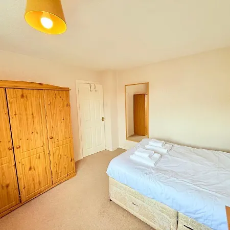 A Comfortable And Spacious House With Private Drive Nyaraló Bristol