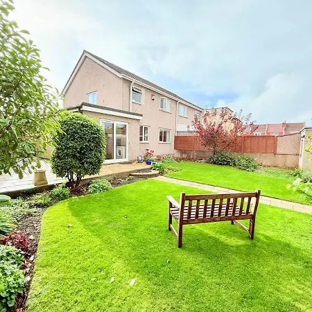 A Comfortable And Spacious House With Private Drive *