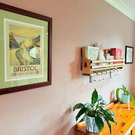 A Comfortable And Spacious House With Private Drive * ブリストル