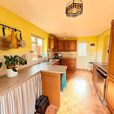 A Comfortable And Spacious House With Private Drive בריסטול