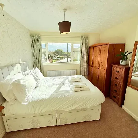 A Comfortable And Spacious House With Private Drive