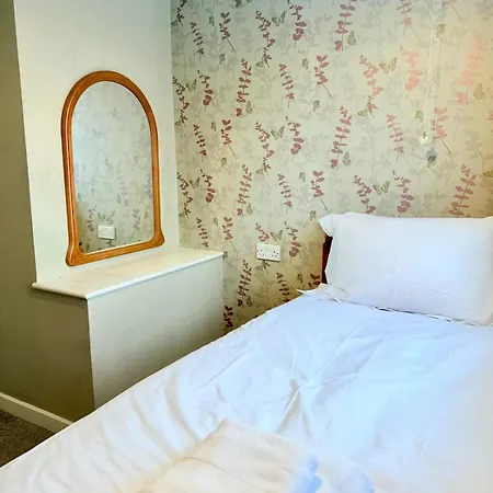 Semesterbostad A Comfortable And Spacious House With Private Drive Bristol