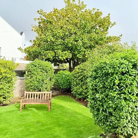 A Comfortable And Spacious House With Private Drive Semesterbostad