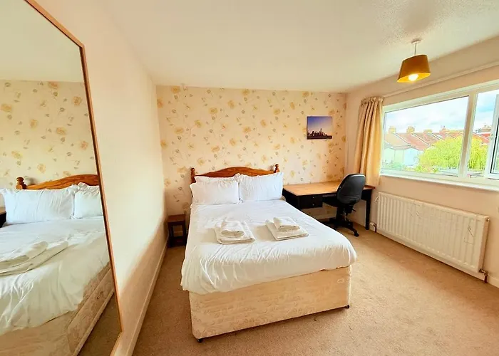 A Comfortable And Spacious House With Private Drive * ブリストル