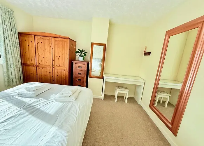 A Comfortable And Spacious House With Private Drive * ブリストル